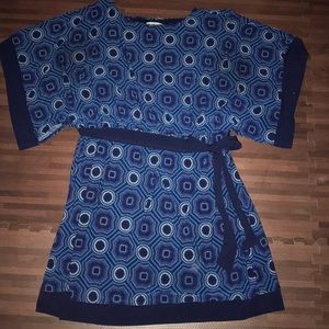 Short flowing sleeve approx. knee length dress.